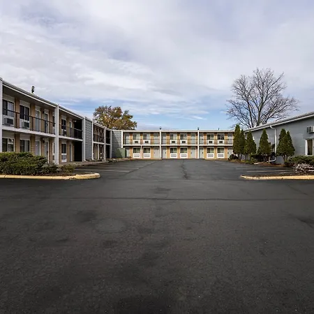 Super 8 By Wyndham Rockford South